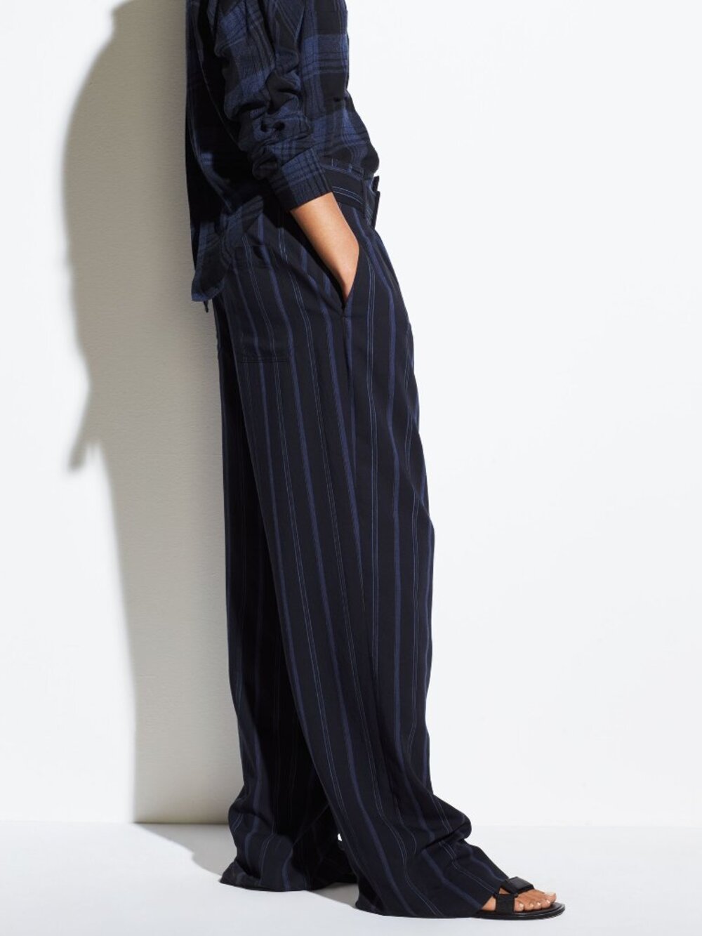 NWT Vince Dobby Stripe Belted Wide-Leg Pants in Indigo‎ High Rise Size 6 $385 - Picture 2 of 16
